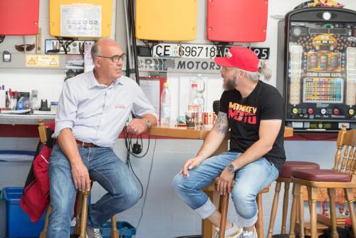 Sidney Hoffmann bei der Schlossgarage in Südkirchen